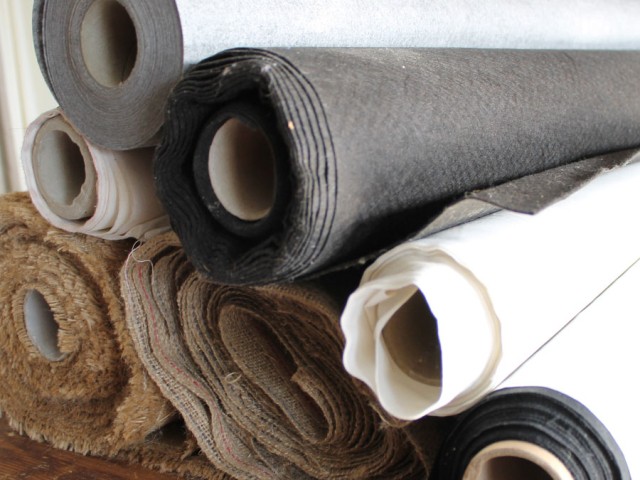 Diverse stoffen aan de meter. Stoffeerkatoen Flex wit of zwart, Percale donsdoek, Vullinnen (240 grams jute), Tarpaulinnen (400 grams jute), PP vliesdoek bruin.