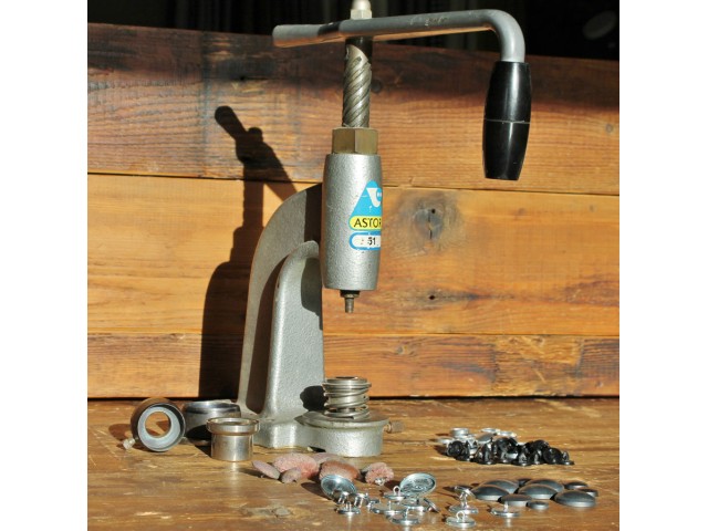 stoffeermaterialen_02.jpg Astor stoffeerknopen. Bekleedt met door u aangeleverde stof of leder in vier maten verkrijgbaar.