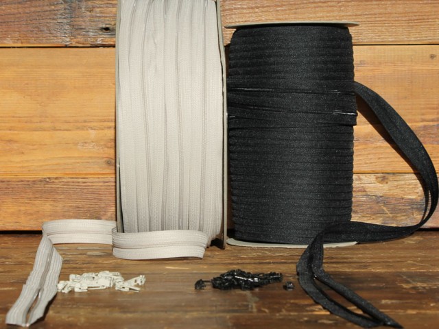 stoffeermaterialen_04.jpg Ritsen aan de meter in zwart of beige. € 0,70 per meter. Schuiver per stuk. € 0,15.