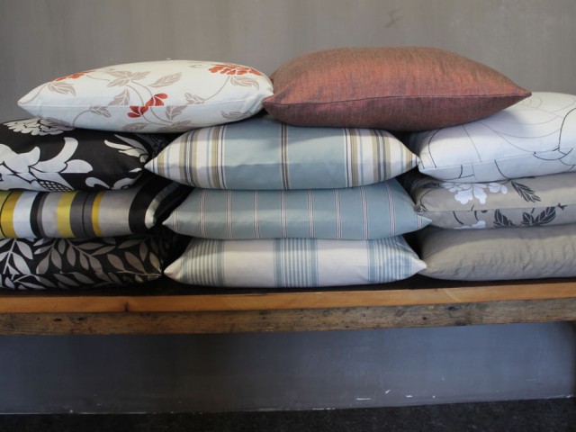 aanbieding_006.jpg Sierkussens in diverse stoffen, 50x 50 cm.