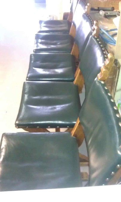 oude leren bekleding van eiken stoelen