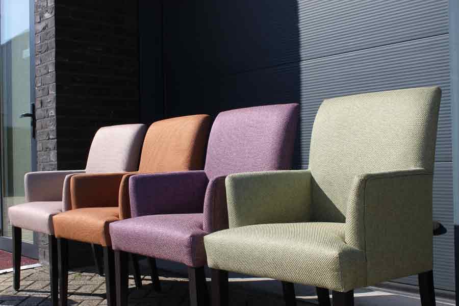 kleurrijke set eetkamerstoelen