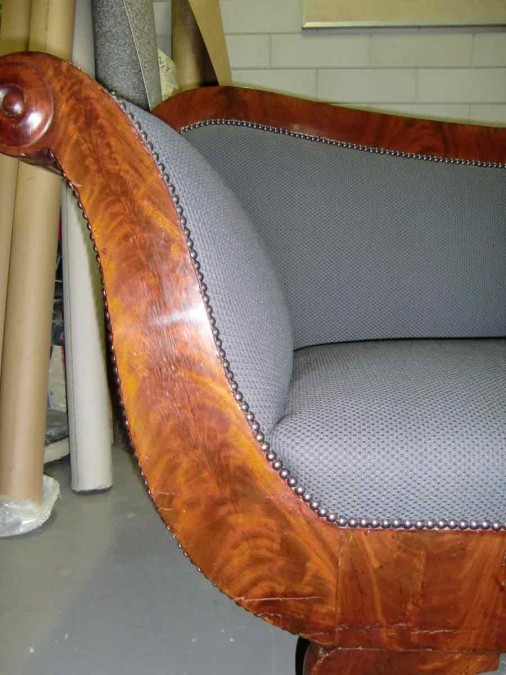 detail van deze bank, nu geheel bekleedt