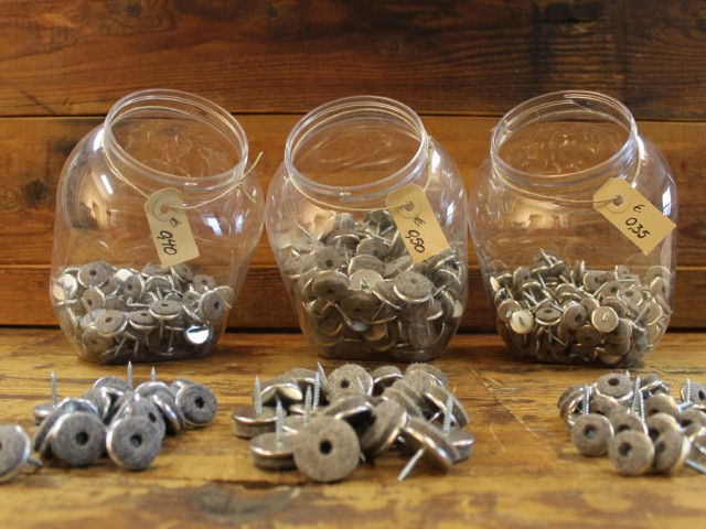 Vilt glijders met schroef  ∅ 20 mm  € 0,35   ∅ 24 mm € 0,40   ∅ 28 mm € 0,50 p.st.