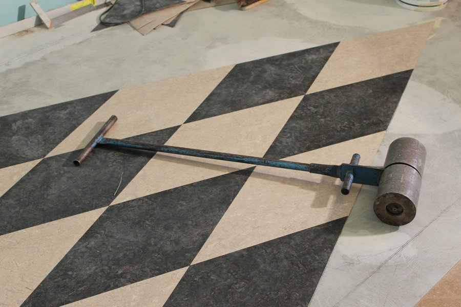 Marmoleum sierwerk, met de hand gesneden ruiten