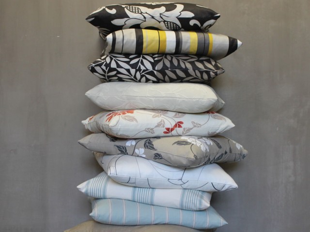 Kussenhoes met rits. € 14,95 per stuk.