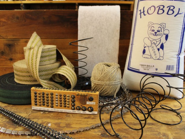 stoffeermaterialen_11.jpg Diverse meubelstof artikelen: singelband, puntstrip, dacron diverse diktes, fireballs, koppeltouw en springveren.