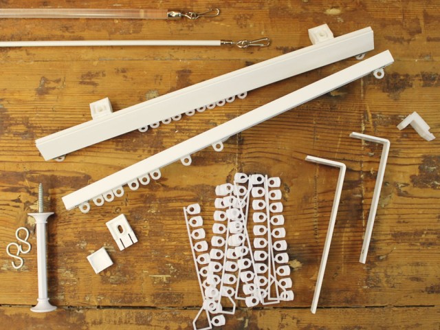 Gordijnrails, aluminium rails in standaard wit of kleur, buigbaar. Caro (laag profiel) € 7,45 per mtr. compleet. Robusto ( hoog profiel ) 8,50 per mtr.  compleet.